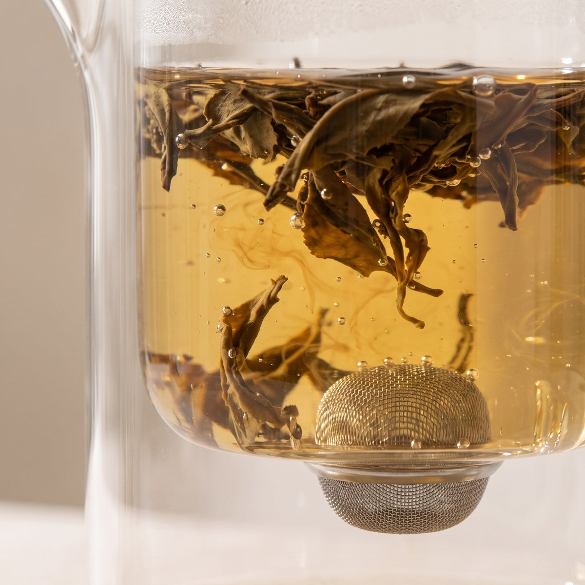 Teeblätter in der Brühkammer aus Glas