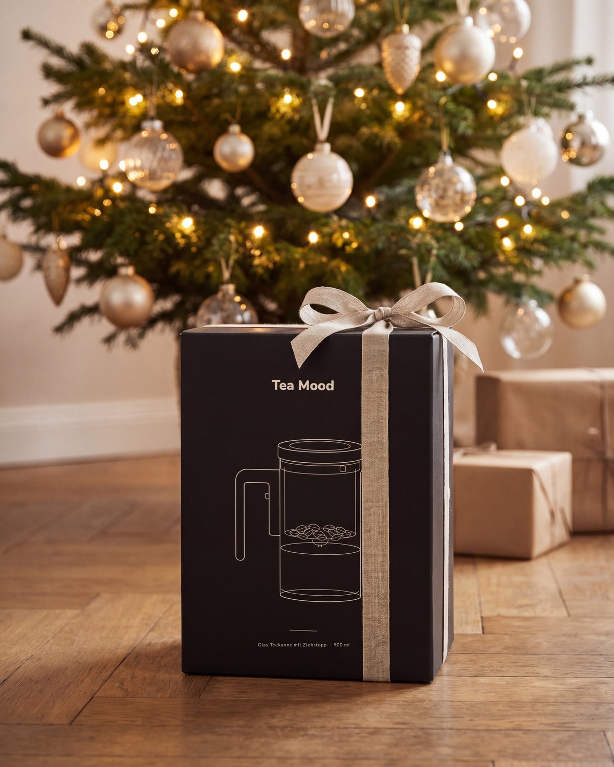 Tea Mood Geschenkbox mit Leinenschleife unter dem Weihnachtsbaum