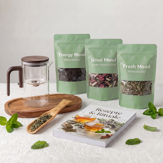 Tea Mood Ritual: Teekanne auf dem Akazien-Holzbrettchen, Dosierlöffel aus Holz, 3 Tees und Rezeptbuch