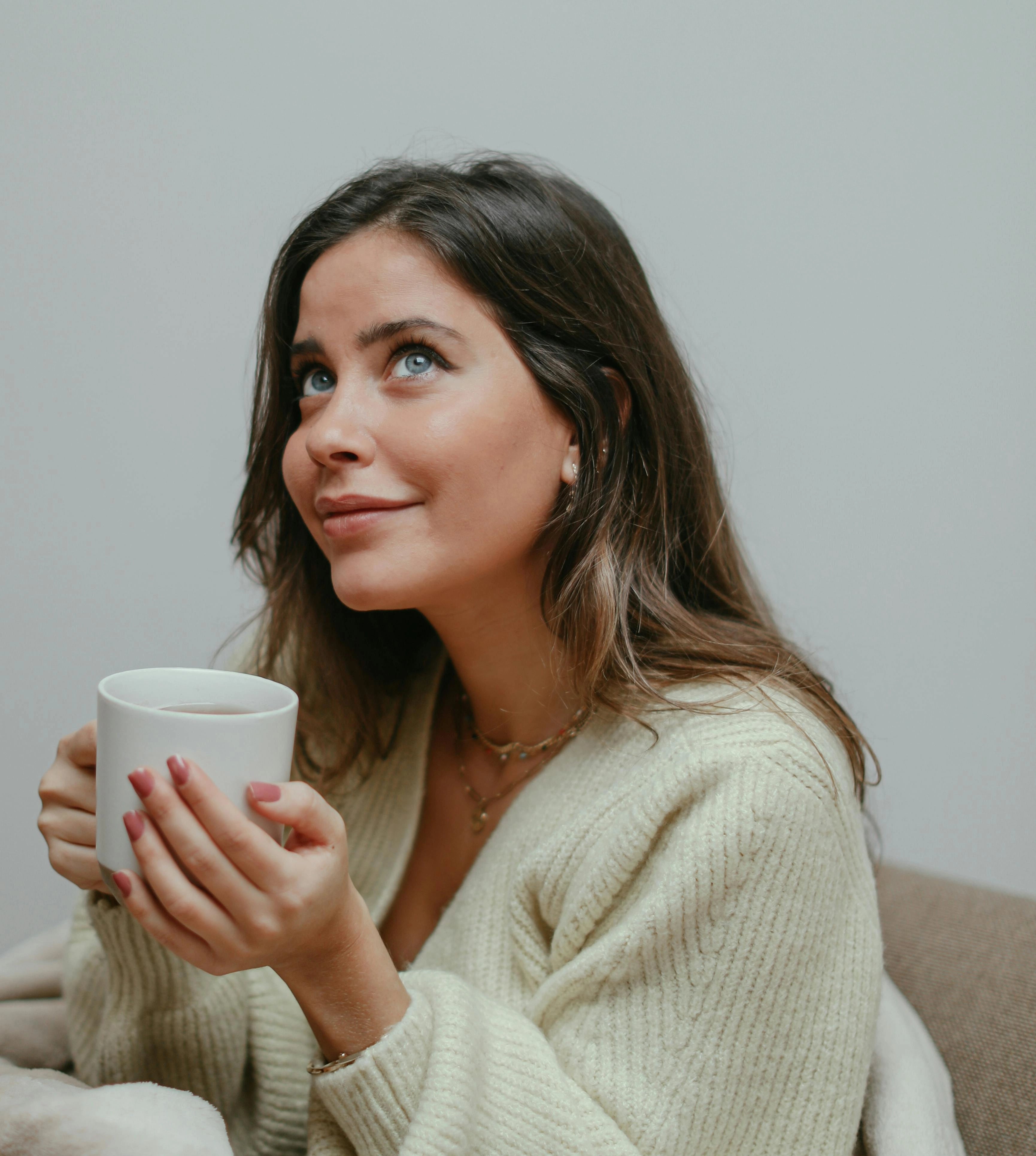 Frau geniesst eine Tasse Tee in Ruhe
