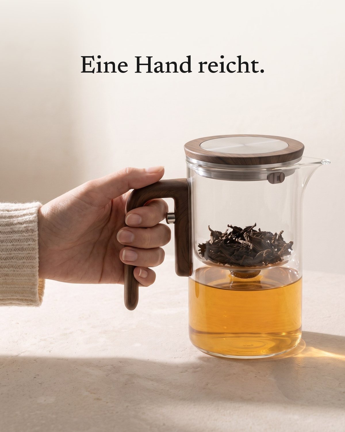 Knopf am Griff – eine Hand reicht